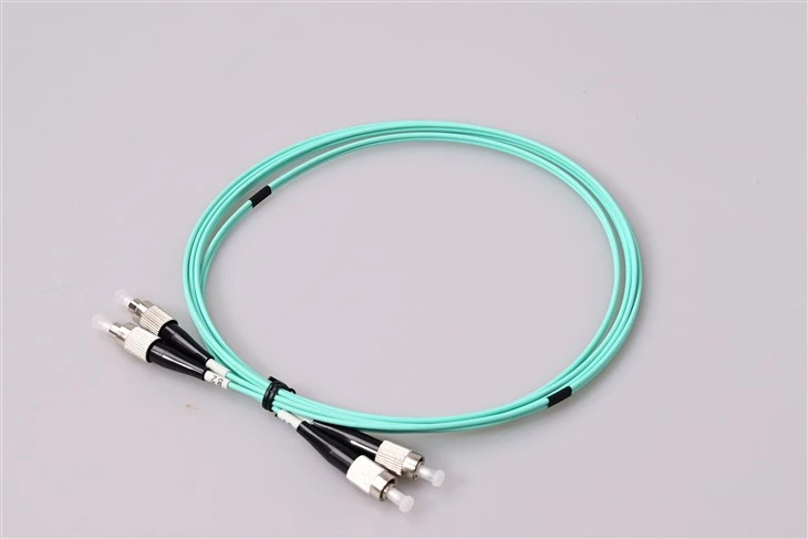 FC UPC - FC UPC OM3 マルチモードシンプレックスパッチコード、ネジ付き金属ハウジング付き