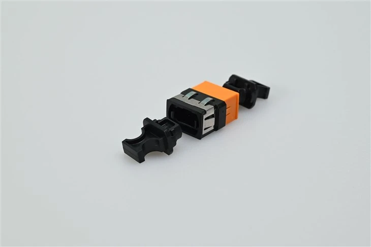 MTP/MPO 光ファイバーアダプター – 0.2dB 低損失-、高精度アライメントスリーブ付き-